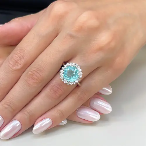 Anel de Ouro Branco com Diamantes totalizando 60 pts. e Turmalina Paraíba de 4,94 Cts.
