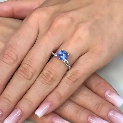Anel Solitário Torcido e Ouro Branco com Diamantes e Tanzanita de 2,50 Cts.
