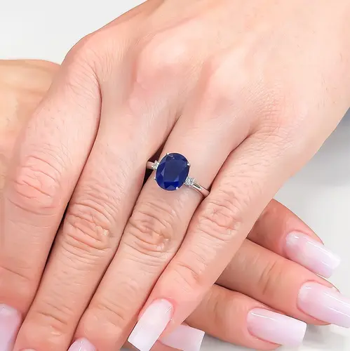 Anel de Ouro Branco com Diamantes e Safira de 4,22 Cts.