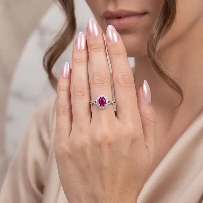 Anel de Ouro Branco com Diamantes totalizando 26 pts. e Rubi de 80 pts.
