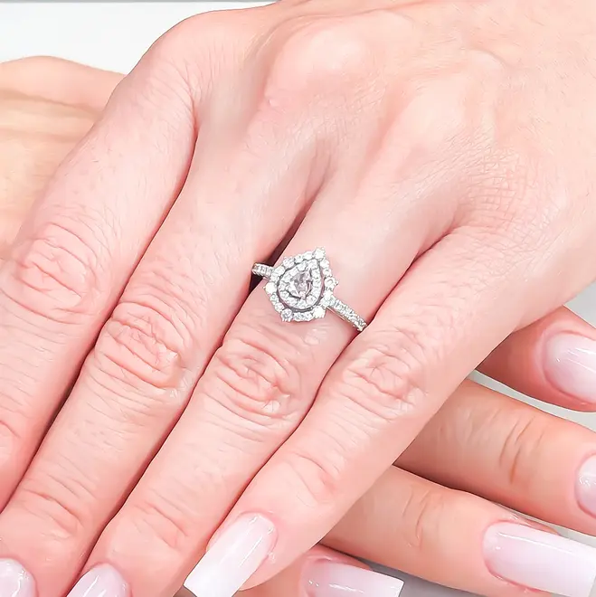 Anel de Ouro Branco com Diamantes Brancos e Rosa de 28 pts.