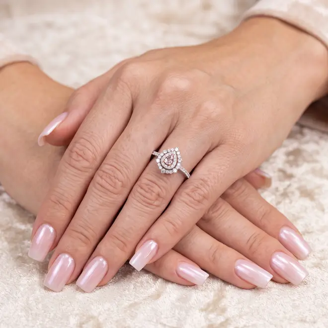 Anel de Ouro Branco com Diamantes Brancos e Rosa de 28 pts.
