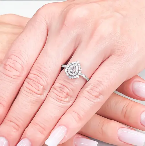 Anel de Ouro Branco com Diamantes Brancos e Rosa de 28 pts.