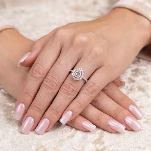 Anel de Ouro Branco com Diamantes Brancos e Rosa de 28 pts.