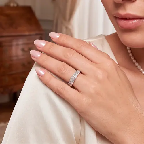 Anel Pavê com 70 Diamantes totalizando 60 pts., em Ouro Branco
