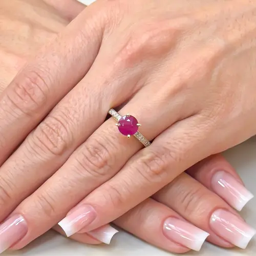 Anel de Ouro Amarelo com Diamantes e Rubi redondo de 1,90 Cts.