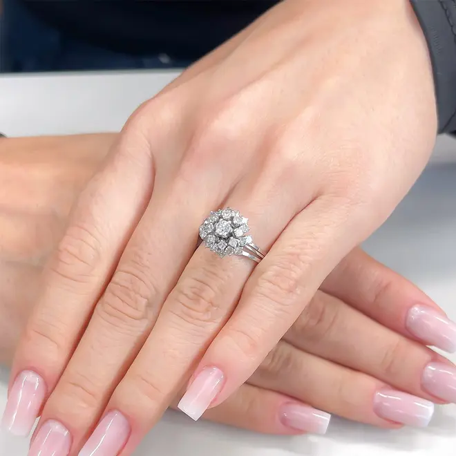 Anel Chuveiro de Ouro Branco com Diamantes totalizando 50 pts.