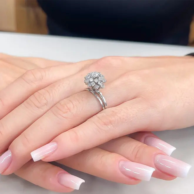 Anel Chuveiro de Ouro Branco com Diamantes totalizando 50 pts.