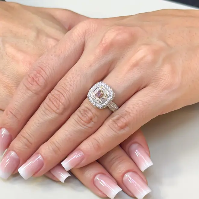 Anel de Ouro Branco com Diamantes Brancos e Rosa - Com certificado AGL - A024