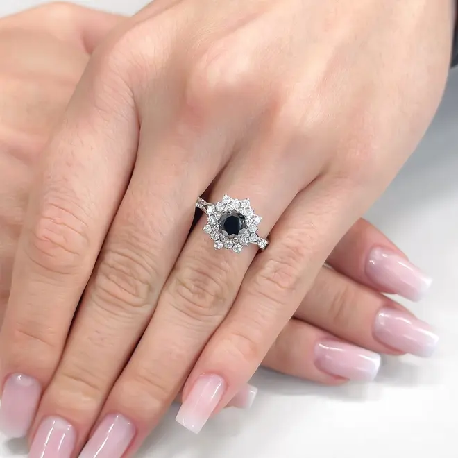 Anel de Prata com Cristais e Diamante Negro de 1,0 Cts.
