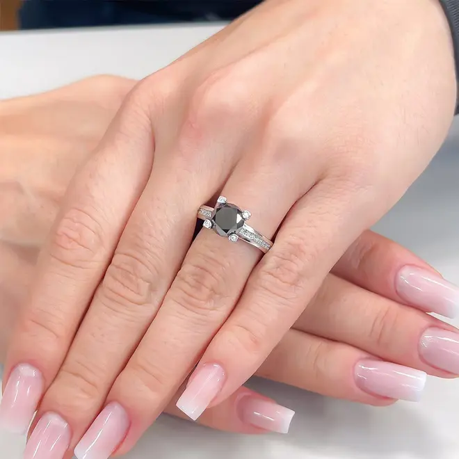 Anel Solitário de Prata com Cristais e Diamante Negro de 3,0 Cts.