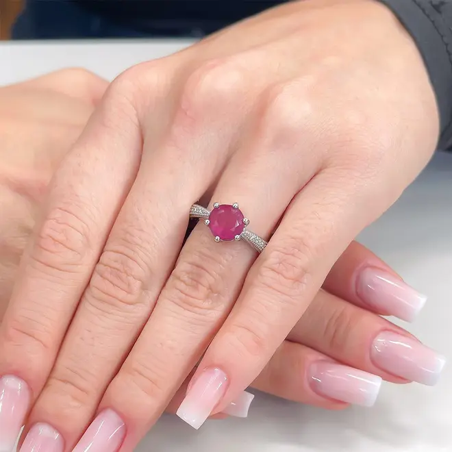 Anel Solitário de Prata com Cristais e Rubi de 2,4 Cts.