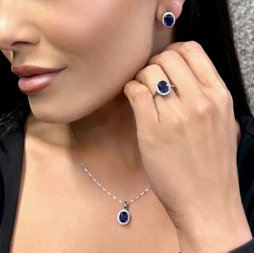 Conjunto Par de Brincos, Pingente e Anel de Prata com Cristais e Safiras