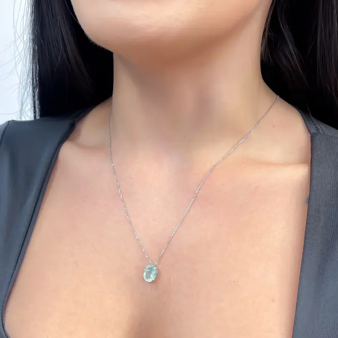 Pingente de Ouro Branco com Corrente Cartier e Esmeralda Colombiana de 1,56 Cts.