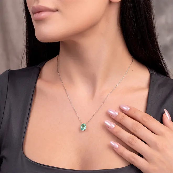 Pingente de Ouro Branco com Corrente Cartier e Esmeralda Colombiana de 1,56 Cts.