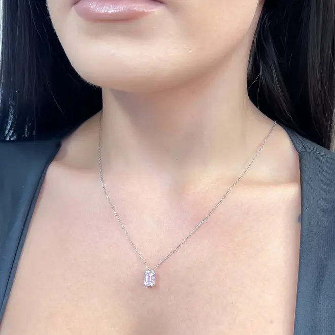 Pingente de Ouro Branco com Corrente e Kunzita de 3,08 Cts.