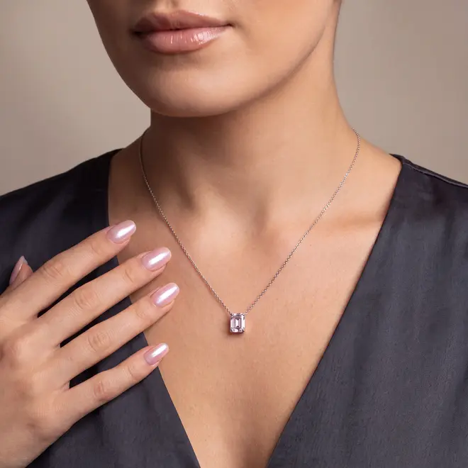 Pingente de Ouro Branco com Corrente e Kunzita de 3,08 Cts.