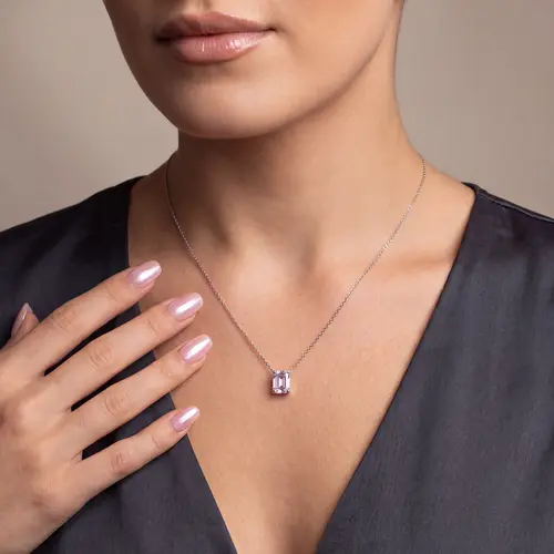 Pingente de Ouro Branco com Corrente e Kunzita de 3,08 Cts.