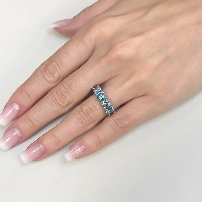 Meia Aliança de Ouro Branco com Diamantes Azuis totalizando 2,0 Cts.