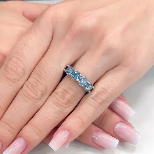 Meia Aliança de Ouro Branco com Diamantes Azuis totalizando 2,0 Cts.