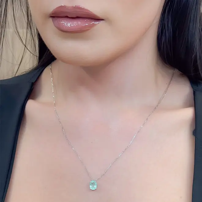 Pingente de Ouro Branco com Corrente Elos Cartier e Esmeralda Colombiana de 1,65 Cts.
