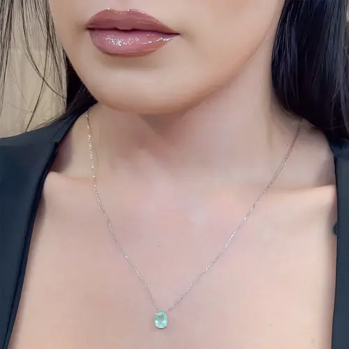 Pingente de Ouro Branco com Corrente Elos Cartier e Esmeralda Colombiana de 1,65 Cts.