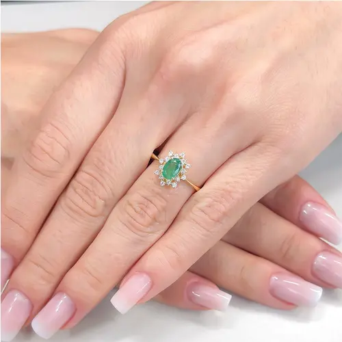 Anel de Ouro Amarelo com 16 Diamantes e Esmeralda de 50 pts