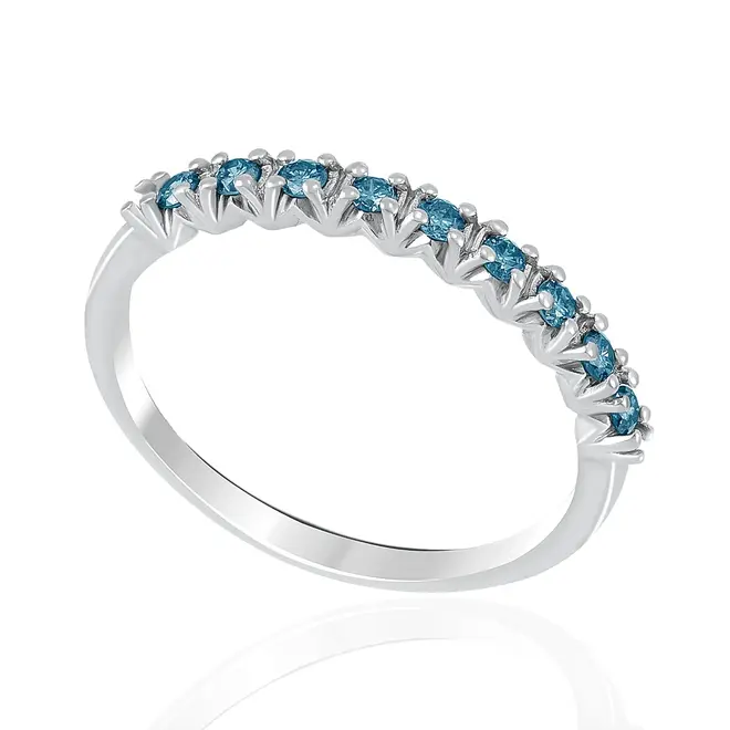 Meia Aliança de Ouro Branco com Diamantes Azuis totalizando 25 pts.
