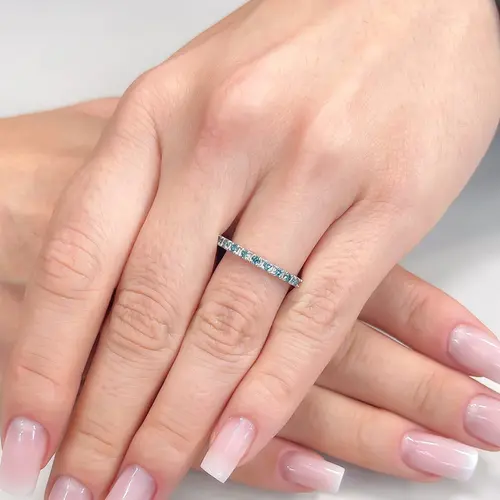 Meia Aliança de Ouro Branco com Diamantes Azuis totalizando 25 pts.