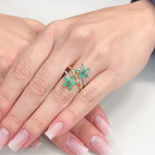 Anel Flor de Ouro Amarelo com Diamantes e Esmeraldas