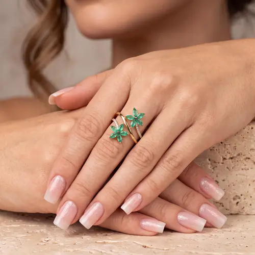 Anel Flor de Ouro Amarelo com Diamantes e Esmeraldas
