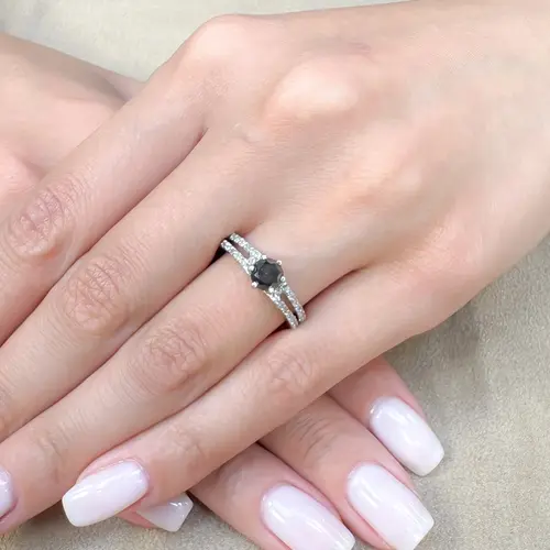 Anel Ouro Branco com Diamantes e Diamante Negro de 80 pts. Aro duplo