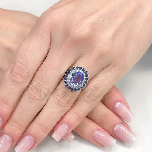 Anel de Ouro Branco com Diamantes, Safiras e Tanzanita de 2,81 Cts.