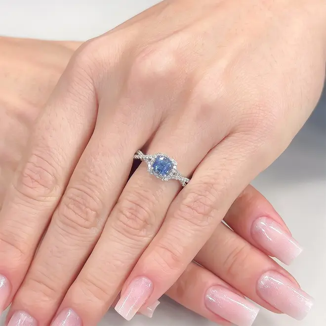 Anel de Ouro Branco com Diamantes totalizando 32 pts. e Safira de 1,16 cts.