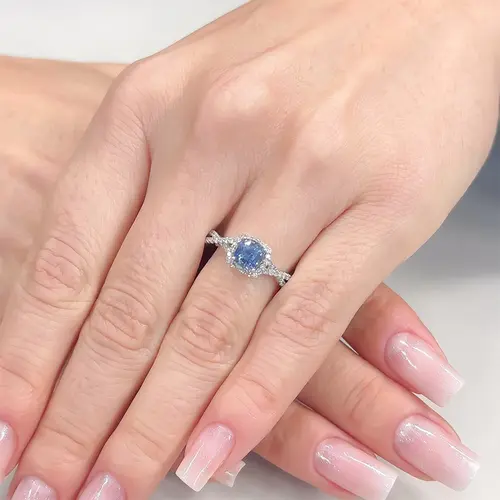 Anel de Ouro Branco com Diamantes totalizando 32 pts. e Safira de 1,16 cts.