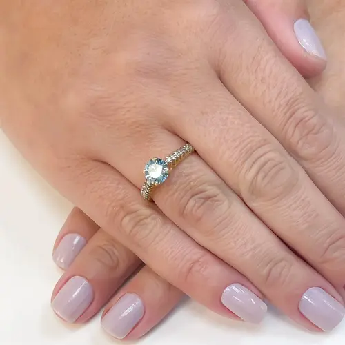 Anel Solirário de Ouro Amarelo com Diamantes Laterais e Diamante Azul Central  de 1,05 Cts.
