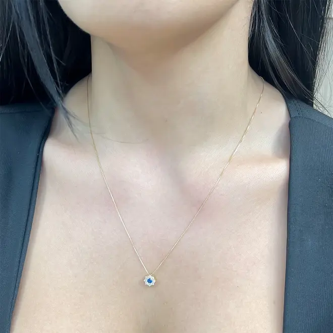 Pingente Flor com Corrente de Ouro Amarelo, com Cristais Brancos e Azul
