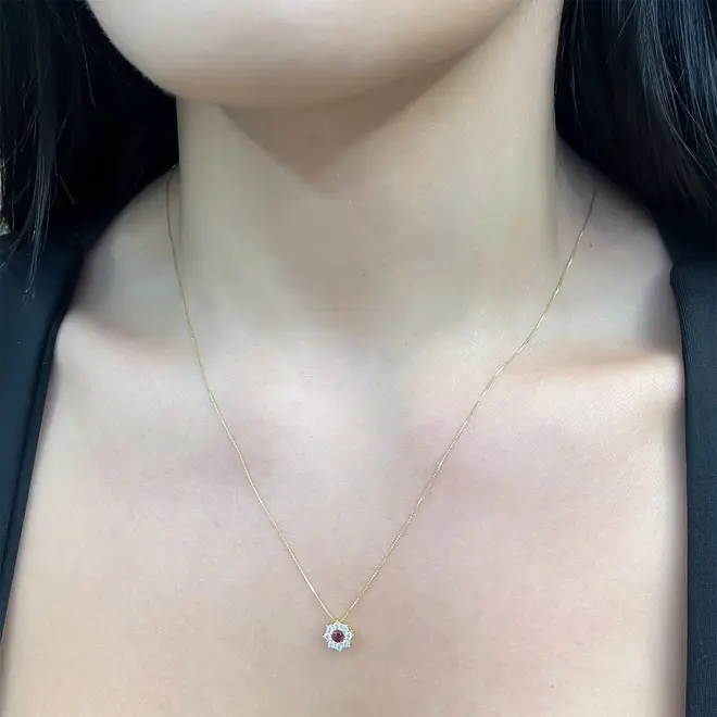 Pingente Flor com Corrente de Ouro Amarelo, com Cristais Brancos e Vermelho