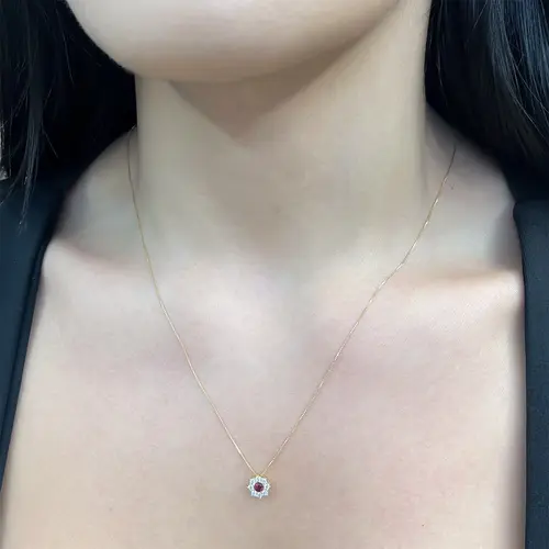 Pingente Flor com Corrente de Ouro Amarelo, com Cristais Brancos e Vermelho