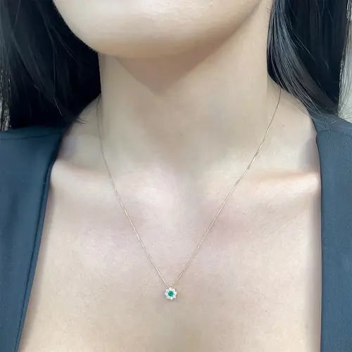 Pingente Flor com Corrente de Ouro Amarelo, com Cristais Brancos e Verde