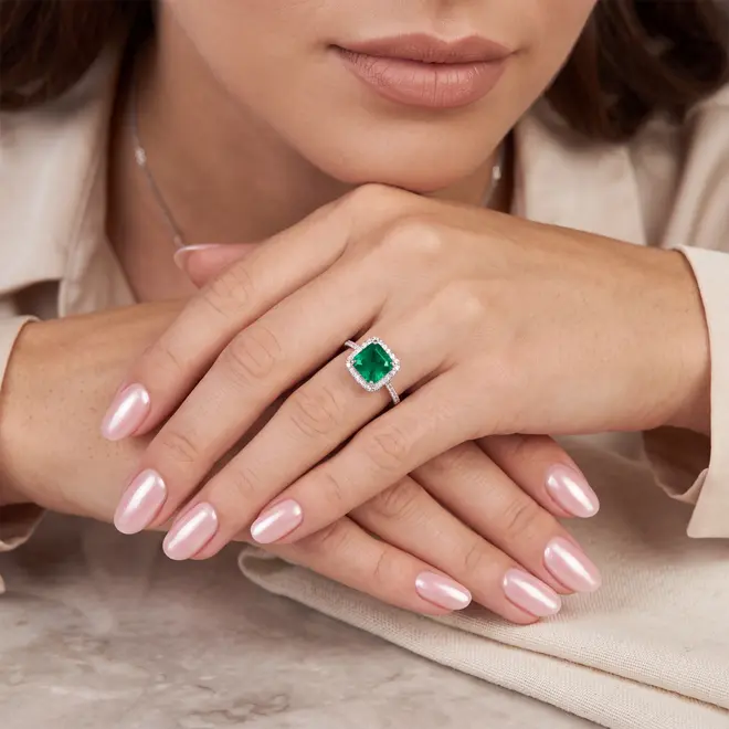 Anel de Ouro Branco com Diamantes e Esmeralda de 1,47 Cts.