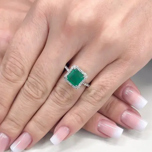 Anel de Ouro Branco com Diamantes e Esmeralda de 1,47 Cts.
