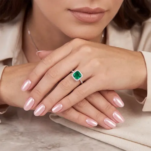 Anel de Ouro Branco com Diamantes e Esmeralda de 1,47 Cts.