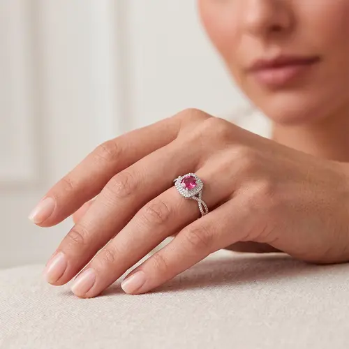 Anel de Ouro Branco com Diamantes totalizando 22 pts. e Turmalina Rosa de 77 pts.