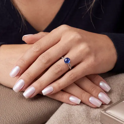 Anel de Ouro Branco com Diamantes totalizando 62 pts. e Tanzanita Cabochon de 2,0 Cts,