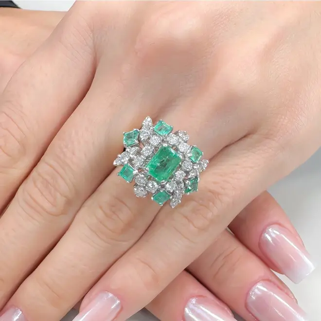 Anel de Ouro Branco com Diamantes e Esmeraldas