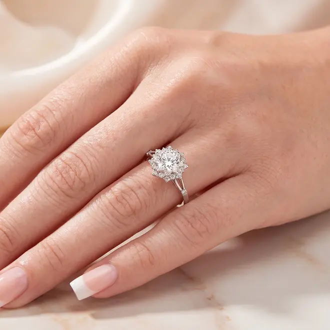 Anel Chuveiro de Ouro Branco com Diamantes totalizando 75 pts.