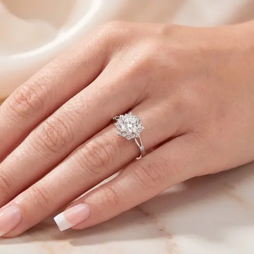 Anel Chuveiro de Ouro Branco com Diamantes totalizando 75 pts.