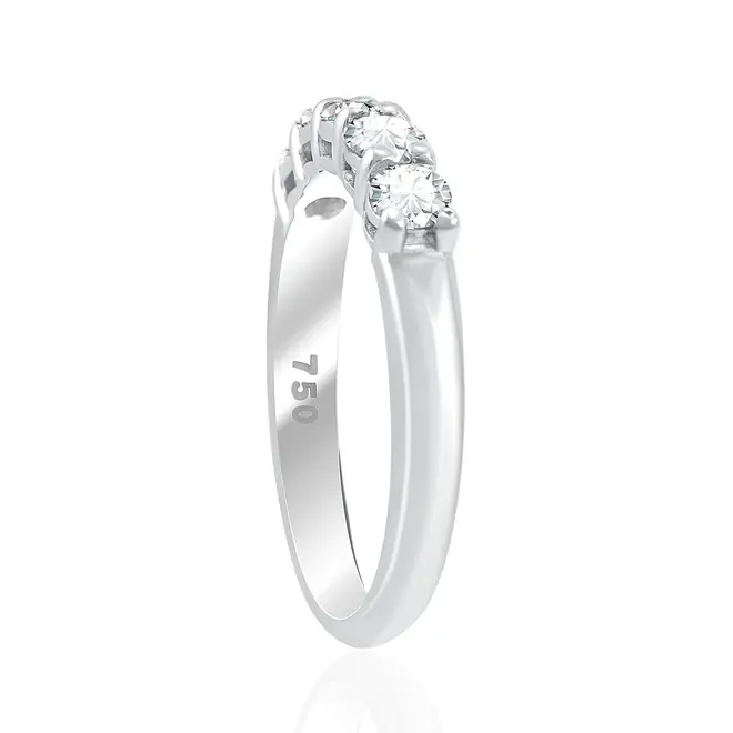 Meia Aliança de Ouro Branco com Diamantes totalizando 70 pts.