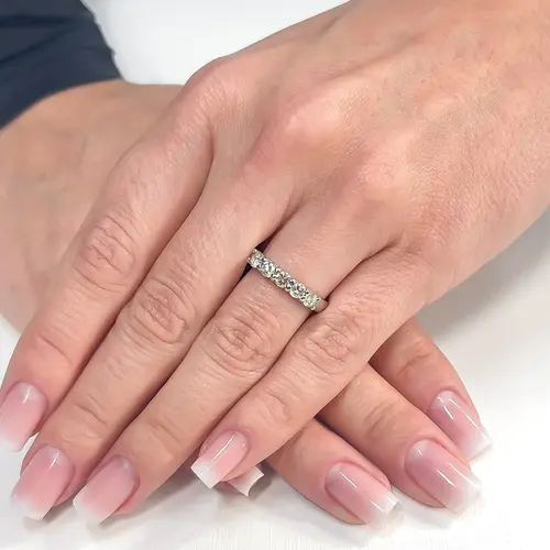 Meia Aliança de Ouro Branco com Diamantes totalizando 70 pts.